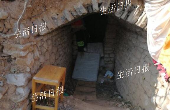 卧虎山山体公园一男子蜗居山洞内多年 被救时突然晕倒！