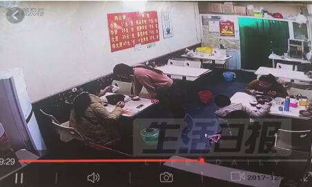 女子上演教科书式蹭饭：头发扔碗里 趁老板去厨房开溜