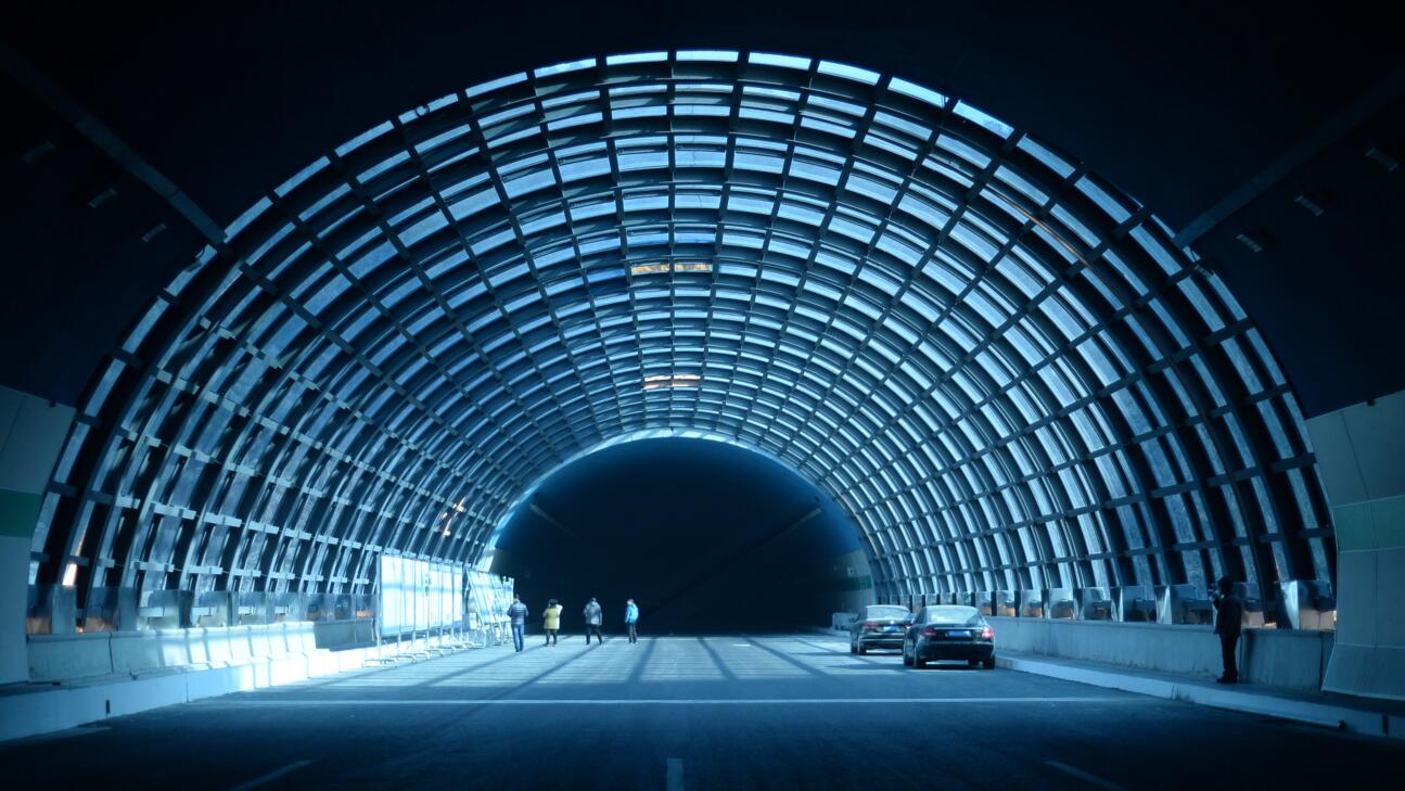 济南首个“阳光隧道”全部建成 棚洞桥打造成山间隧道