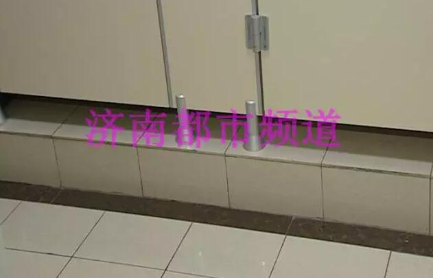 济南一女子上厕所遭偷窥大喝一声吓退变态男 监控画面曝光 