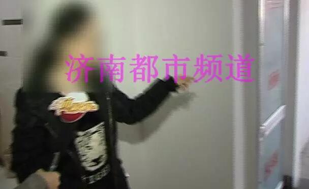 济南一女子上厕所遭偷窥大喝一声吓退变态男 监控画面曝光 