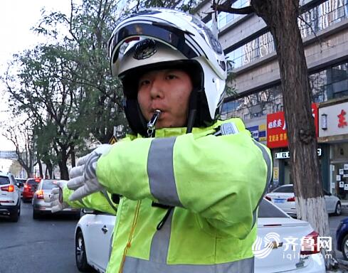 潍坊一1岁幼童休克急需就医 交警开警笛开道护送