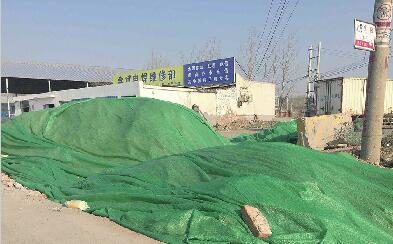 小店公交站牌附近建筑垃圾已覆盖