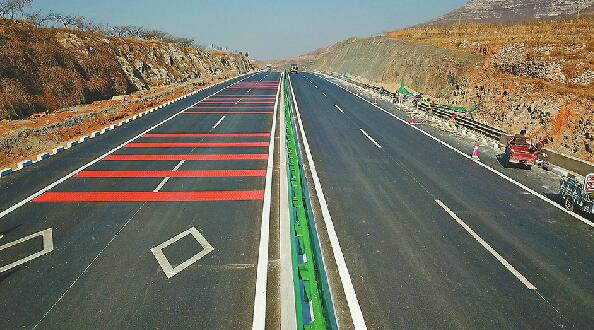 济南到莱芜多了条“风景大道” 省道242线章丘南段通车