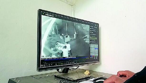 幸福柳小区疑因更换物业 业主与物业员工起冲突