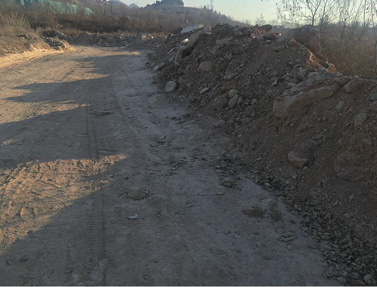 济南兴隆村一村附近 渣土导致路面积尘严重