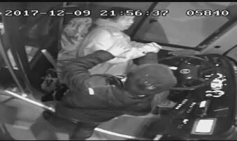 济南公交K96路女驾驶员遭男子掐脖 原因竟是提示投票