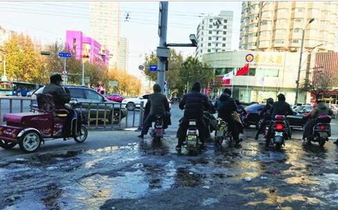 济南经七纬二交叉口路面突结冰 致多位骑车经过市民滑倒
