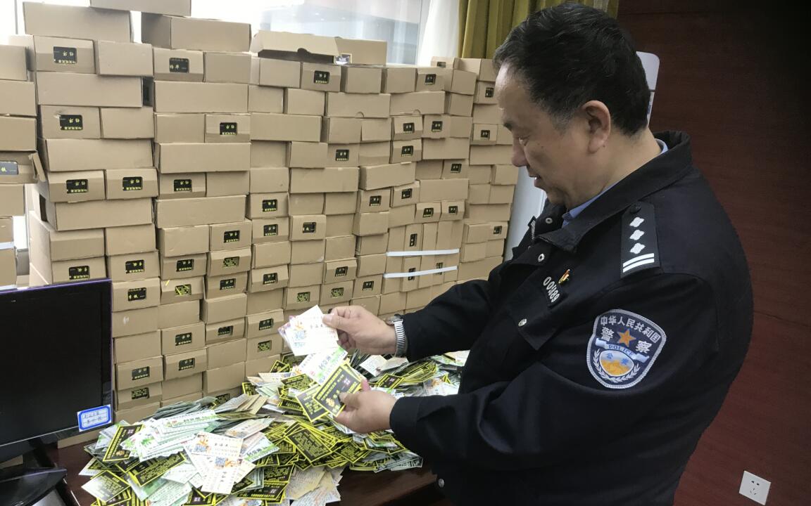 济南展开打击非法小广告专项行动 包小姐、高