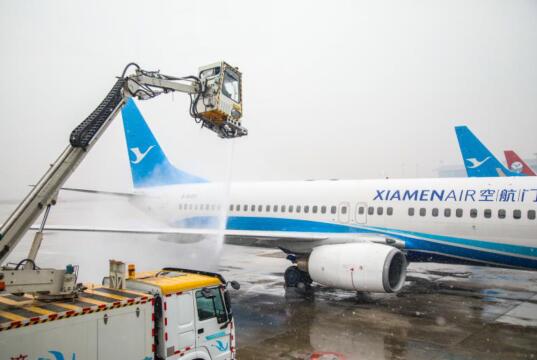 初雪如约而至 济南机场航班起降正常 