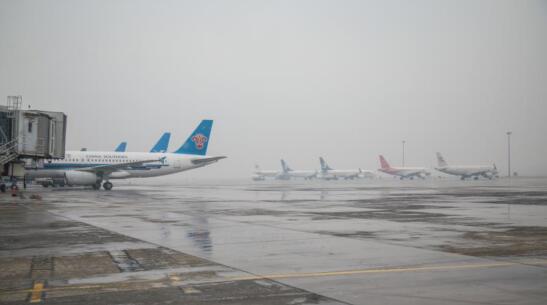 初雪如约而至 济南机场航班起降正常 