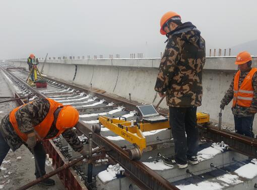 济南地铁工人雪天照常施工 铁轨已绵延24公里