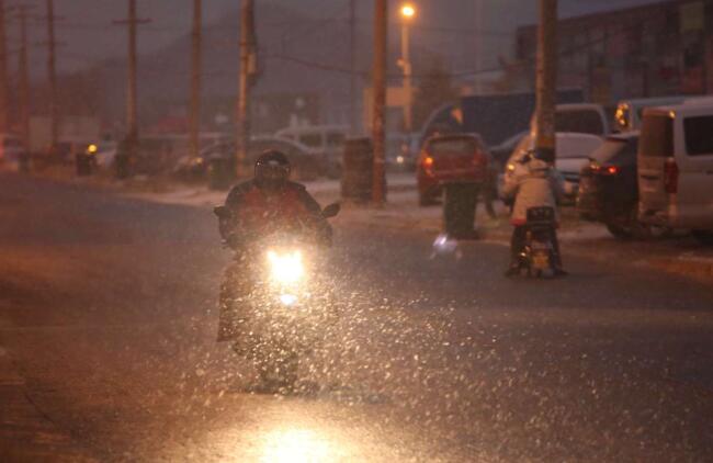 济南今冬初雪如约而至 
