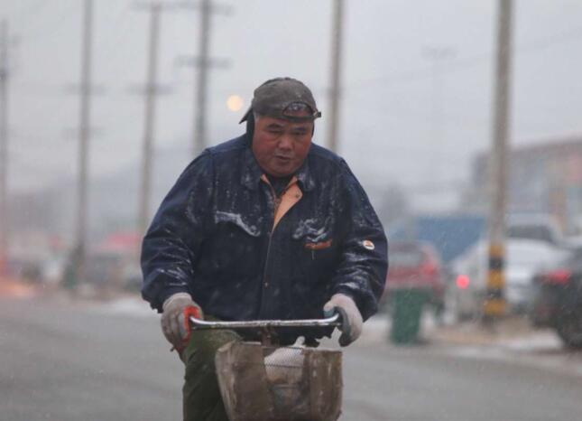济南今冬初雪如约而至 