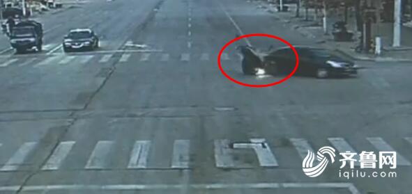 邹城一摩托车主单手骑车闯红灯 撞上轿车前空翻180度解体