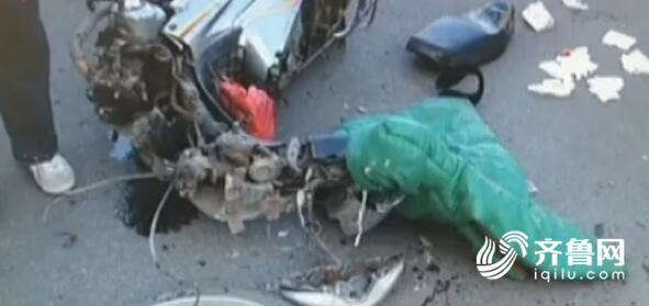 邹城一摩托车主单手骑车闯红灯 撞上轿车前空翻180度解体