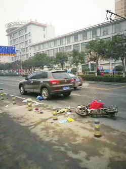 母子骑车横穿马路被撞男孩身亡 车辆遇斑马线未减速