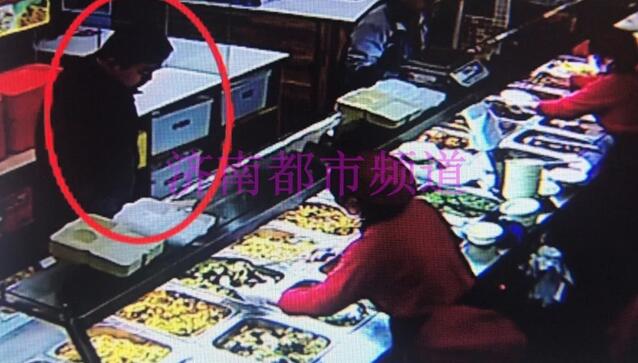 看到园林工人只吃花卷米饭 济南小伙给他们买来肉菜