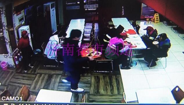 看到园林工人只吃花卷米饭 济南小伙给他们买来肉菜