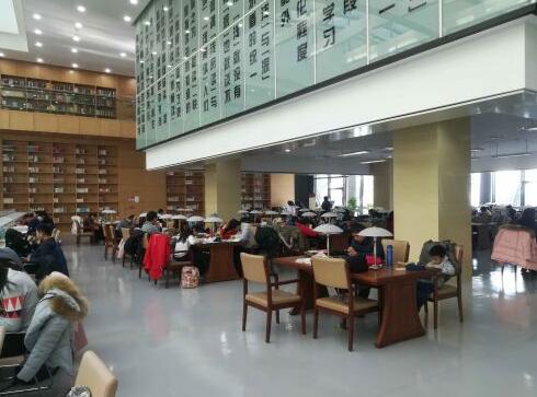济南人爱学习 大周末图书馆自习区坐满人