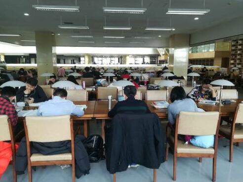 济南人爱学习 大周末图书馆自习区坐满人