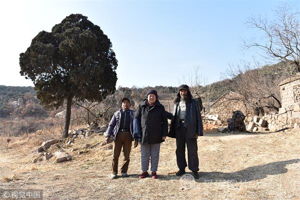山东日照:母子3人隐居深山已7代 住石洞夜晚靠柴油灯照明