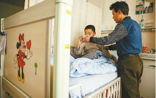 12岁重病男孩病房内写下“坚强”和“感恩” 骨刺再疼也没哭