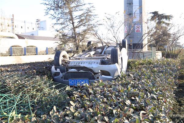 济南：清河北路渗水结冰 面包车摔得“底朝天”