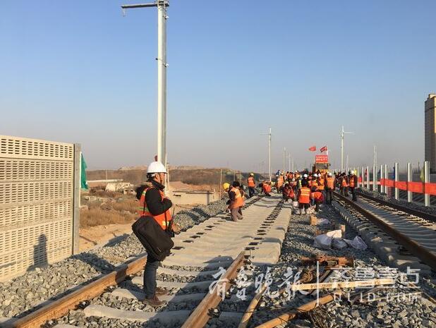 济青高铁高速段铺轨到达济南起点 月底铺轨全部完成