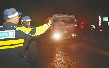 济南交警部门集中整治 大货车渣土车上高架路罚款扣分