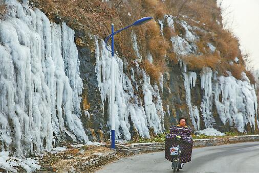 冰瀑飞流直下不知水从何处来 兴隆山庄业主疑污水外溢所致