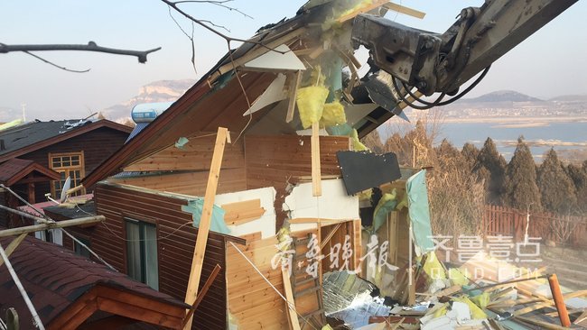 济南卧虎山水库旁建木质别墅 一天时间10栋全被拆