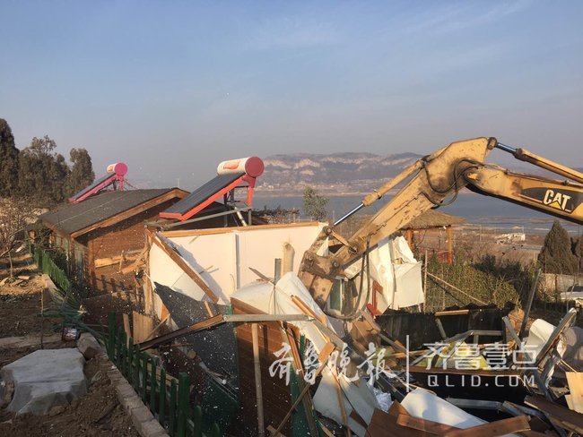 济南卧虎山水库旁建木质别墅 一天时间10栋全被拆
