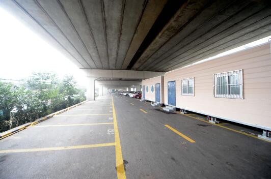 济南顺河高架下改成公交停车场 闲置半年之后终启用