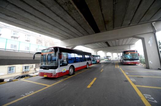 济南顺河高架下改成公交停车场 闲置半年之后终启用