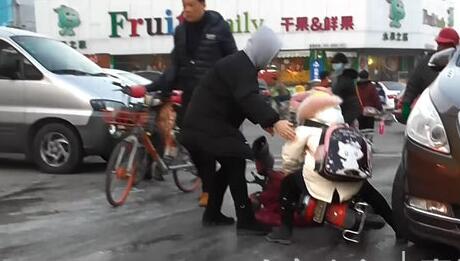 济南市中区王官庄小区一下水道堵塞 卧龙路上污水结冰