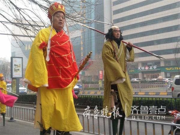 济南东舍坊高跷又上街啦 唐僧何仙姑李元芳全都有！