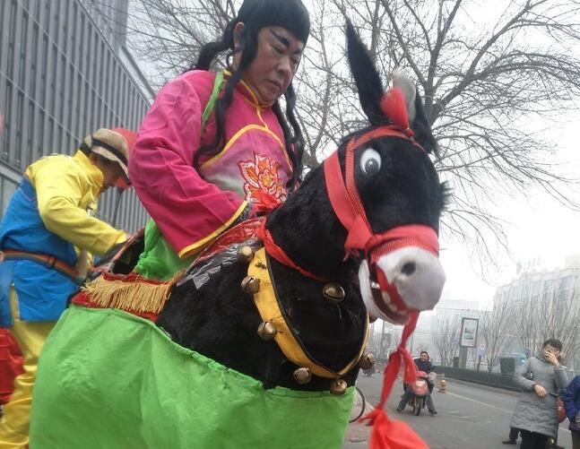 济南东舍坊高跷又上街啦 唐僧何仙姑李元芳全都有！