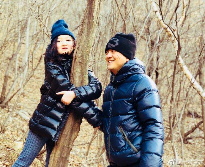 爱满满!李亚鹏带女儿李嫣新年登高 父女俩个一