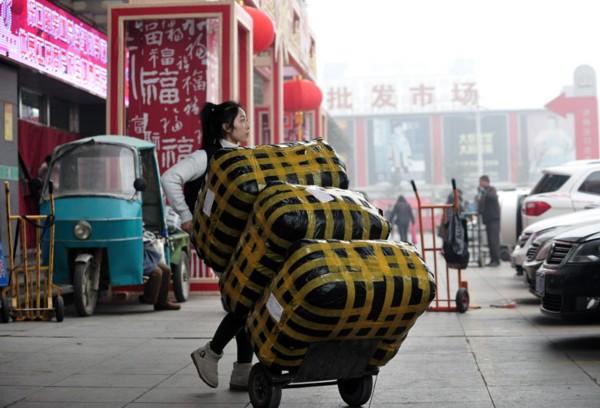 不等不靠的女汉子 来看济南泺口服装市场的“新零售”