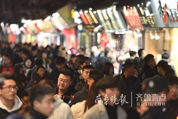 济南芙蓉街游客爆满单向通行 进街需绕行西门红尚坊