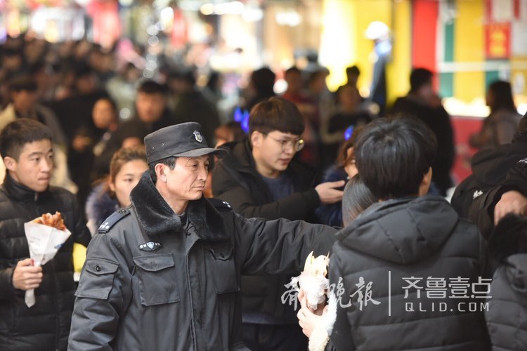 济南芙蓉街游客爆满单向通行 进街需绕行西门红尚坊