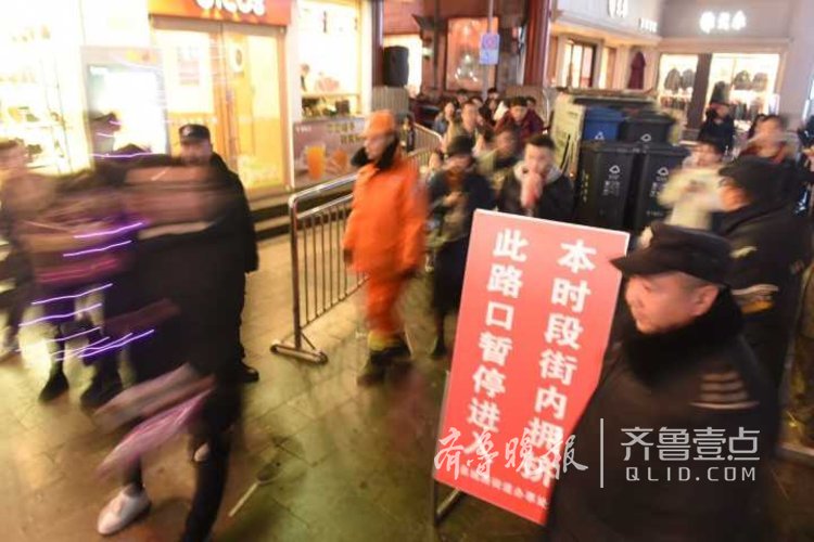 济南芙蓉街游客爆满单向通行 进街需绕行西门红尚坊