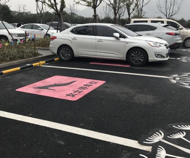 加大号女性停车位现身浙江一高速服务区 贴心还是赤裸裸的歧视?
