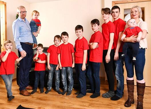 女子连生10个儿子虽然没女孩但不再生了 每天要洗5篮衣服