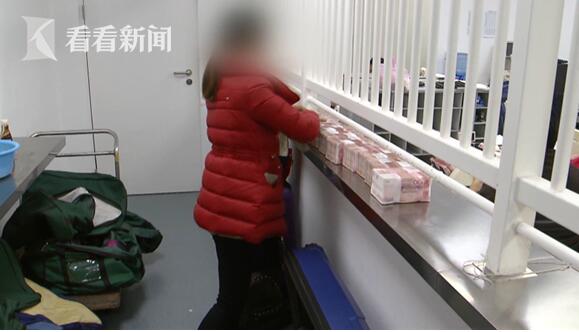 女子带750万现金商场买买买！累趴点钞员