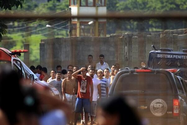 巴西监狱发生暴动 5名警卫负责看守超过900名囚犯