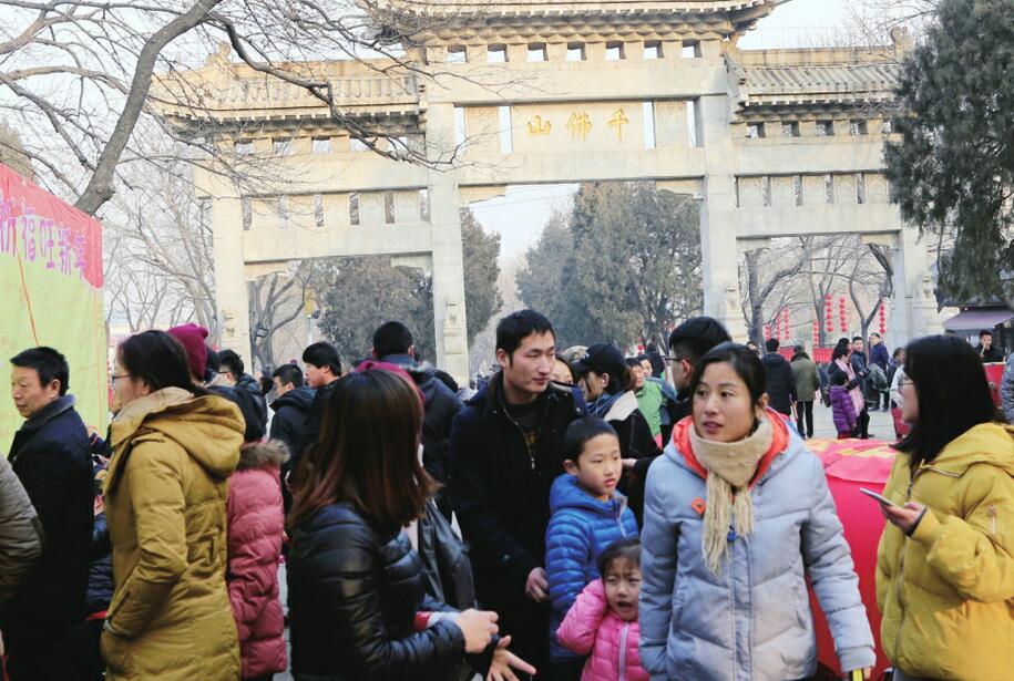 济南市民登高祈福欢度新年
