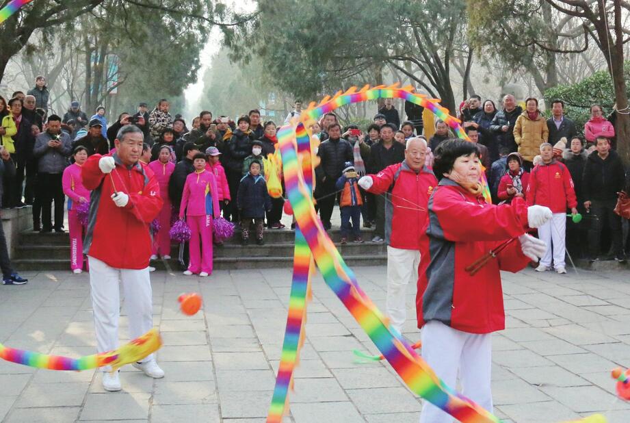 济南市民登高祈福欢度新年
