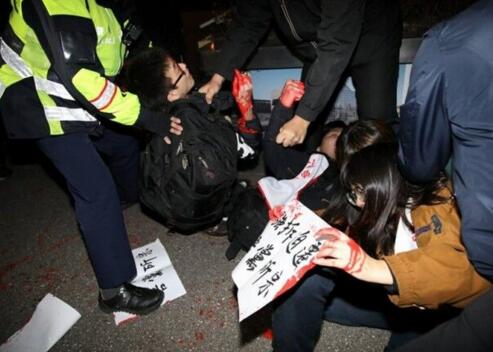 台湾跨年夜不平静!“总统府”前遭泼红漆